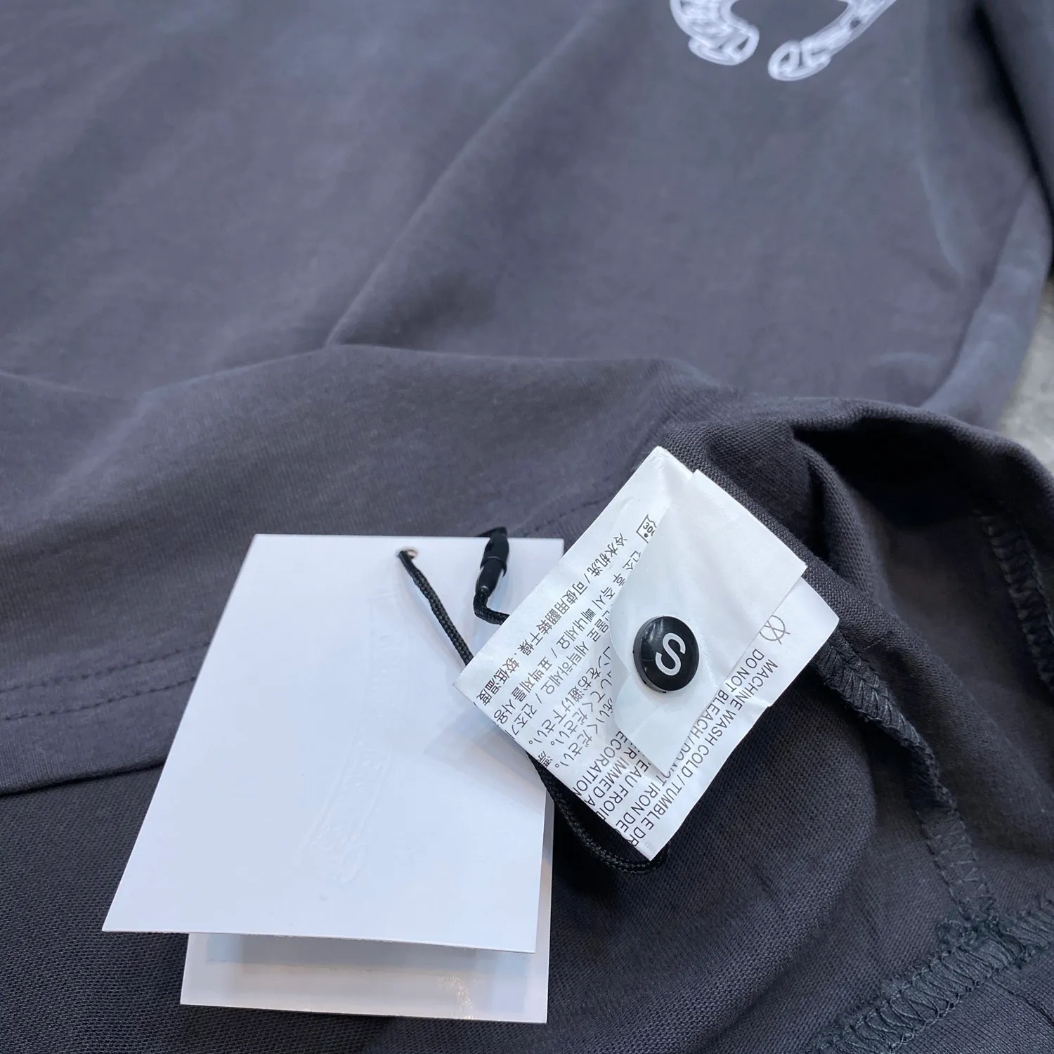 P160 Chrome Hearts 🍁Long T series🍁 Available simultaneously at counters Chrome simple letter slogan ⭐ long-sleeved T-shirt Specially customized original 1:1 high weight comfortable fabric Recommended color: customized red Code numbers: S, M, L, XL